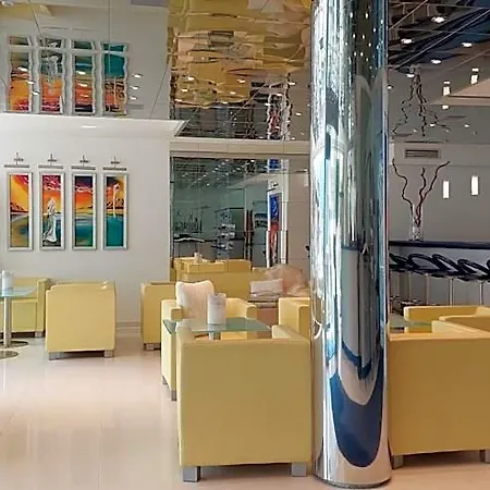 Royal מלון דירות 4*